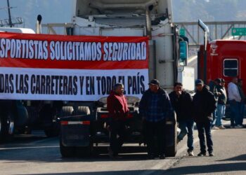 Bloqueos carreteros continúan en al menos 10 puntos; transportistas amagan con nueva jornada de movilización