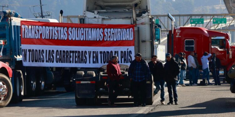 Bloqueos carreteros continúan en al menos 10 puntos; transportistas amagan con nueva jornada de movilización