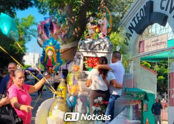 Culiacanenses honra a sus angelitos con globos, flores y amor