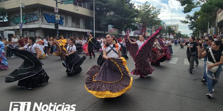 Culichis celebra 115 años de la Revolución Mexicana en Culiacán con colorido desfile