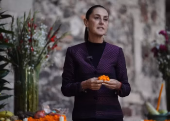 Sheinbaum celebra Día de Muertos: dedica ofrenda de Palacio Nacional a mujeres indígenas