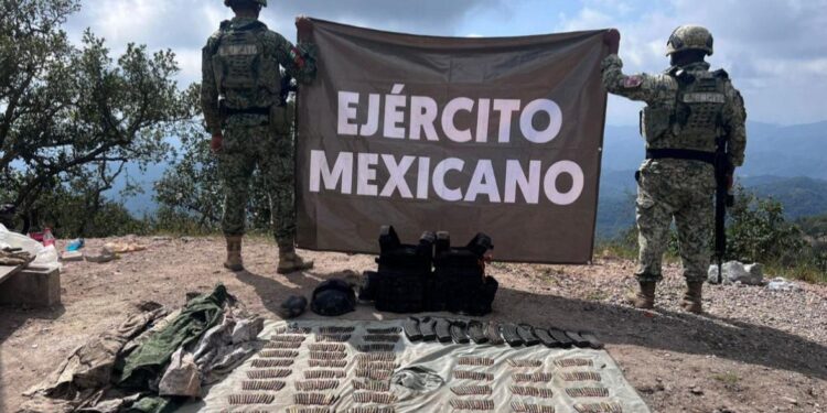 Aseguran armamento y equipo táctico en la sierra de Concordia, Sinaloa