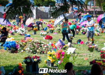 Más de 12 mil personas visitaron los panteones en Mazatlán durante el Día de Muertos