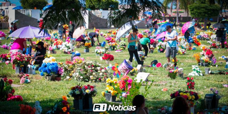 Más de 12 mil personas visitaron los panteones en Mazatlán durante el Día de Muertos
