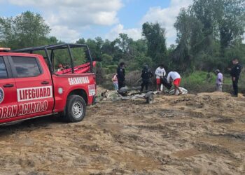 Elementos Salvavidas rescatan cuerpo de persona extraviada en el cauce del río Presidio