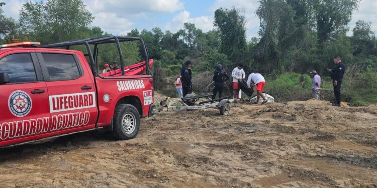 Elementos Salvavidas rescatan cuerpo de persona extraviada en el cauce del río Presidio