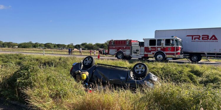 Volcadura de vehículo deja una persona sin vida y seis heridos en Villa Unión