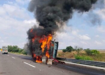 Se incendia tráiler en la carretera Mazatlán-Culiacán; hay cierre temporal en dirección sur a norte