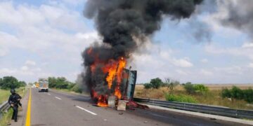 Se incendia tráiler en la carretera Mazatlán-Culiacán; hay cierre temporal en dirección sur a norte