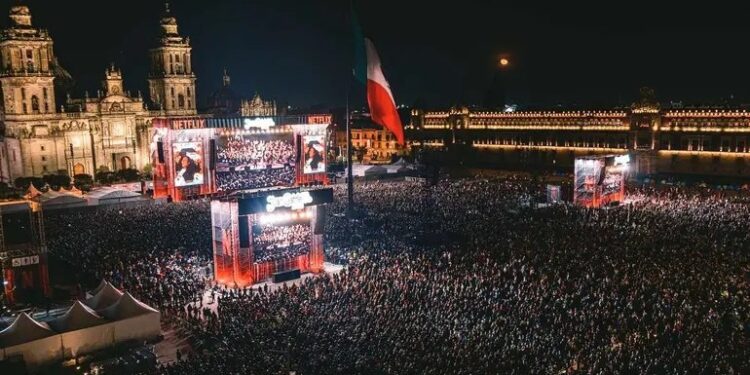 Homenaje a Juan Gabriel en el Zócalo: Fans reviven concierto histórico