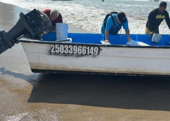 Se vuelca lancha en Playa Gaviotas; Salvavidas activan protocolos de rescate