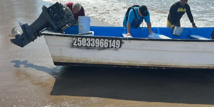 Se vuelca lancha en Playa Gaviotas; Salvavidas activan protocolos de rescate