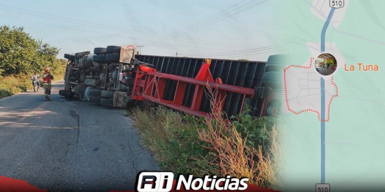 Vuelca tráiler en la carretera estatal rumbo a La Tuna; conductor resulta lesionado
