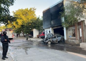 Incendian vehículo dentro de una cochera en Lomas de Humaya