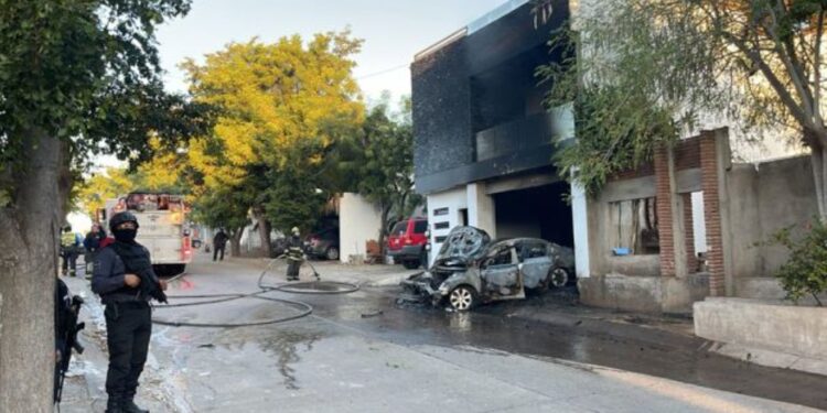Incendian vehículo dentro de una cochera en Lomas de Humaya