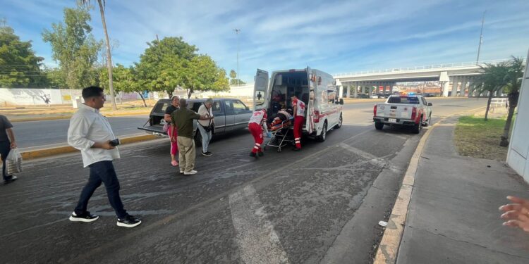 Mujer motociclista resulta lesionada en accidente de tránsito en Culiacán
