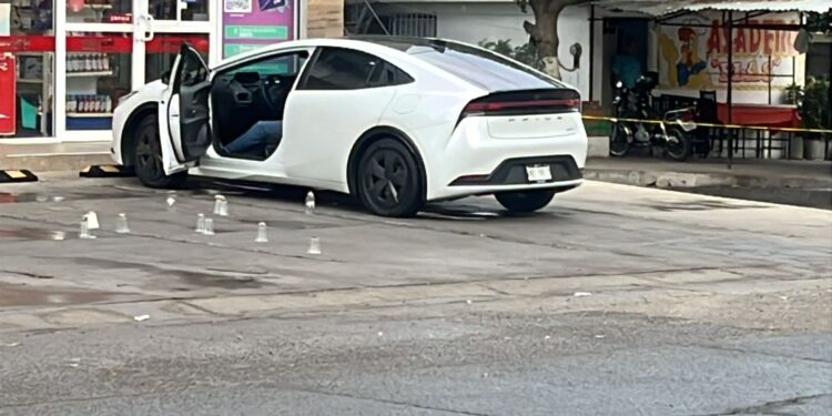 Asesinan a balazos a automovilista en la colonia Miguel Hidalgo, en Culiacán