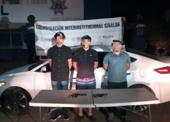 Autoridades detienen a tres sujetos con armamento en Culiacán