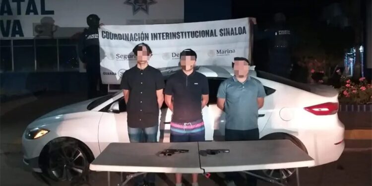 Autoridades detienen a tres sujetos con armamento en Culiacán