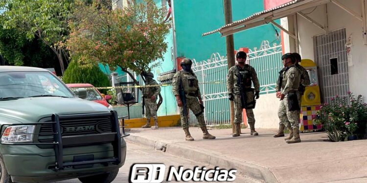 Hombre es asesinado a tiros dentro de su domicilio en la colonia Los Huizaches, en Culiacán
