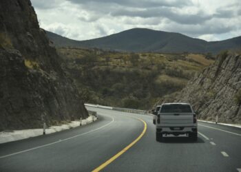 Gobierno refuerza seguridad en carreteras para proteger al autotransporte