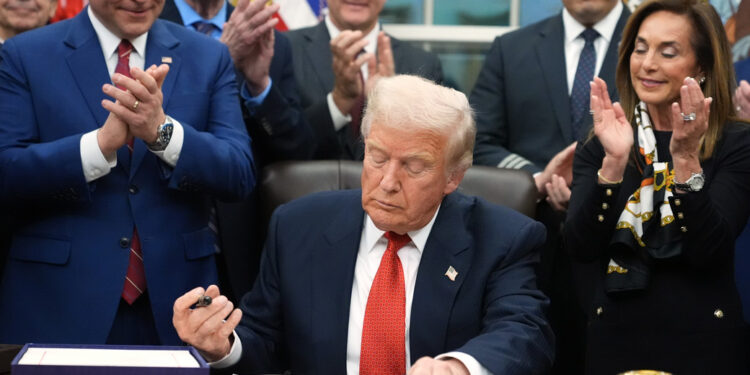 Trump no ha tomado una decisión sobre atacar a Venezuela, dicen funcionarios