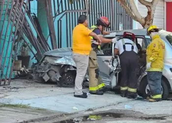 Automóvil choca contra vivienda y árbol en Lomas de Mazatlán; hay tres lesionados