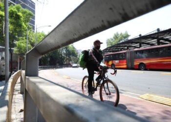 Profeco revisará si aplicaciones de comida otorgan seguridad social a sus repartidores