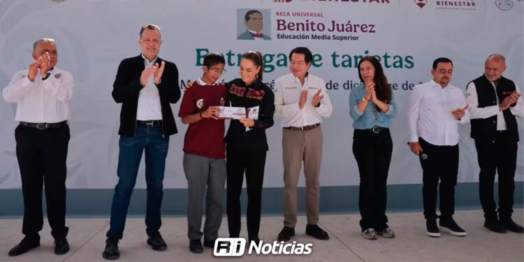 Sheinbaum entrega becas Benito Juárez en Querétaro; pide que estudiantes se comprometan con la patria