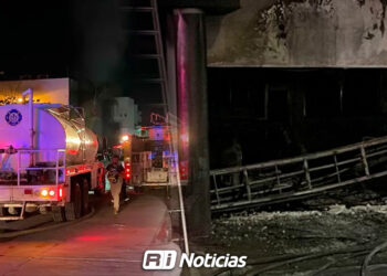 Rescatan a mujer intoxicada tras incendio en vivienda del sector Tres Ríos, en Culiacán