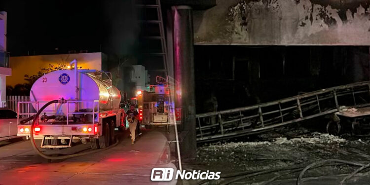 Rescatan a mujer intoxicada tras incendio en vivienda del sector Tres Ríos, en Culiacán