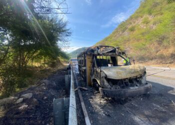 Se incendia camión de jornaleros en la carretera Durango Mazatlán; no hay lesionados