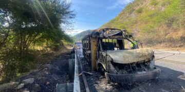 Se incendia camión de jornaleros en la carretera Durango Mazatlán; no hay lesionados