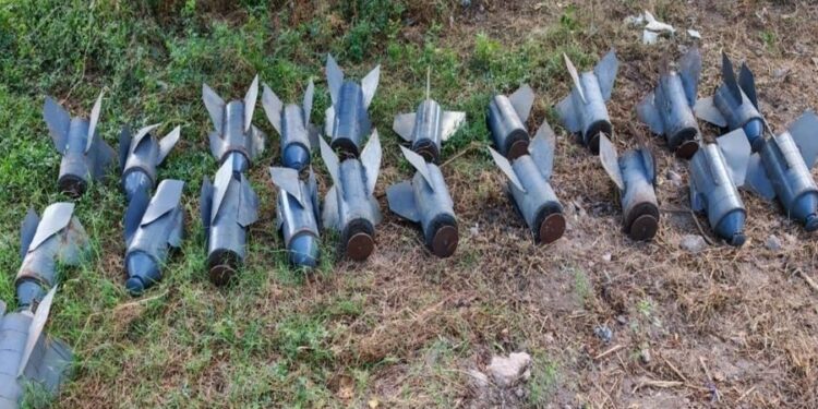 Fuerzas federales aseguran 100 explosivos, armas y equipo táctico en Escuinapa