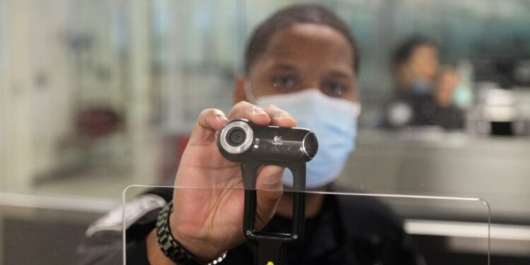 Estados Unidos empieza a tomar fotos y datos biométricos de extranjeros que entren y salgan del país