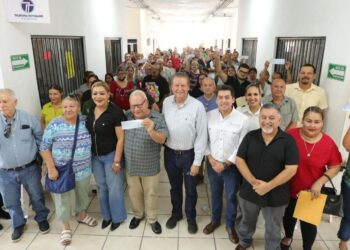 Gobierno de Sinaloa atiende solicitud de locatarios de El Rosario con apoyos para cerrar el año