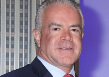 Bloquean cuentas bancarias de Raúl Rocha, dueño de Miss Universo