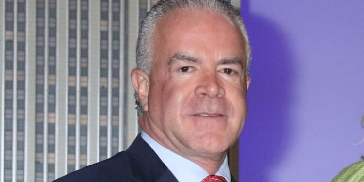 Bloquean cuentas bancarias de Raúl Rocha, dueño de Miss Universo