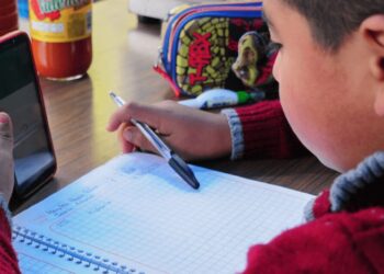 Proponen prohibir celulares y dispositivos móviles en escuelas de educación básica