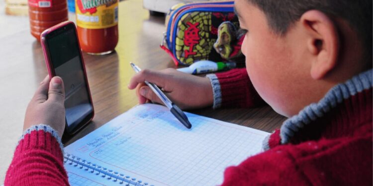 Proponen prohibir celulares y dispositivos móviles en escuelas de educación básica