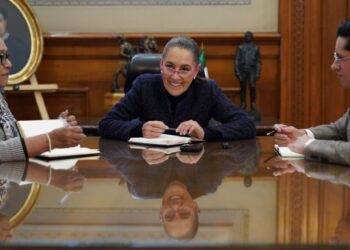 Sheinbaum habla con el papa León XIV y lo invita a México