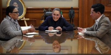 Sheinbaum habla con el papa León XIV y lo invita a México