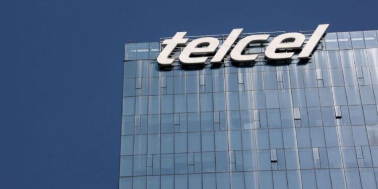 Telcel pide a sus clientes vincular teléfono con CURP e INE o su línea será suspendida