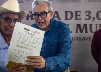 Gobernador Rocha Moya entregó títulos de propiedad a más de 3 mil familias de Guasave