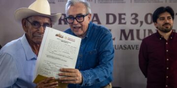 Gobernador Rocha Moya entregó títulos de propiedad a más de 3 mil familias de Guasave