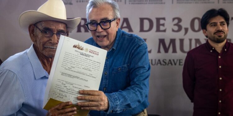 Gobernador Rocha Moya entregó títulos de propiedad a más de 3 mil familias de Guasave