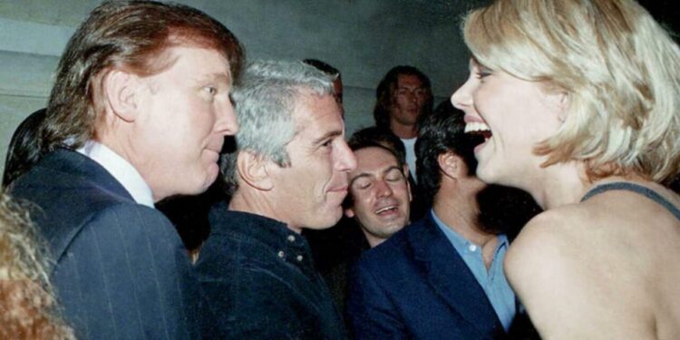 Demócratas publican fotos de Trump rodeado de mujeres en la mansión de Epstein