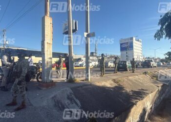 Leve choque entre motociclista y auto deja algunos daños materiales