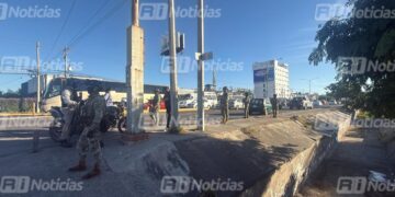 Leve choque entre motociclista y auto deja algunos daños materiales