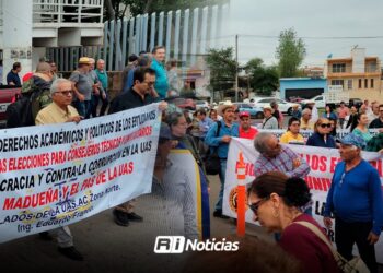 Jubilados de la UAS se manifiestan en el Congreso del Estado